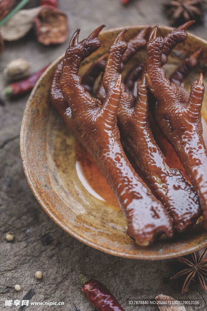 卤香四溢的美味鸡爪