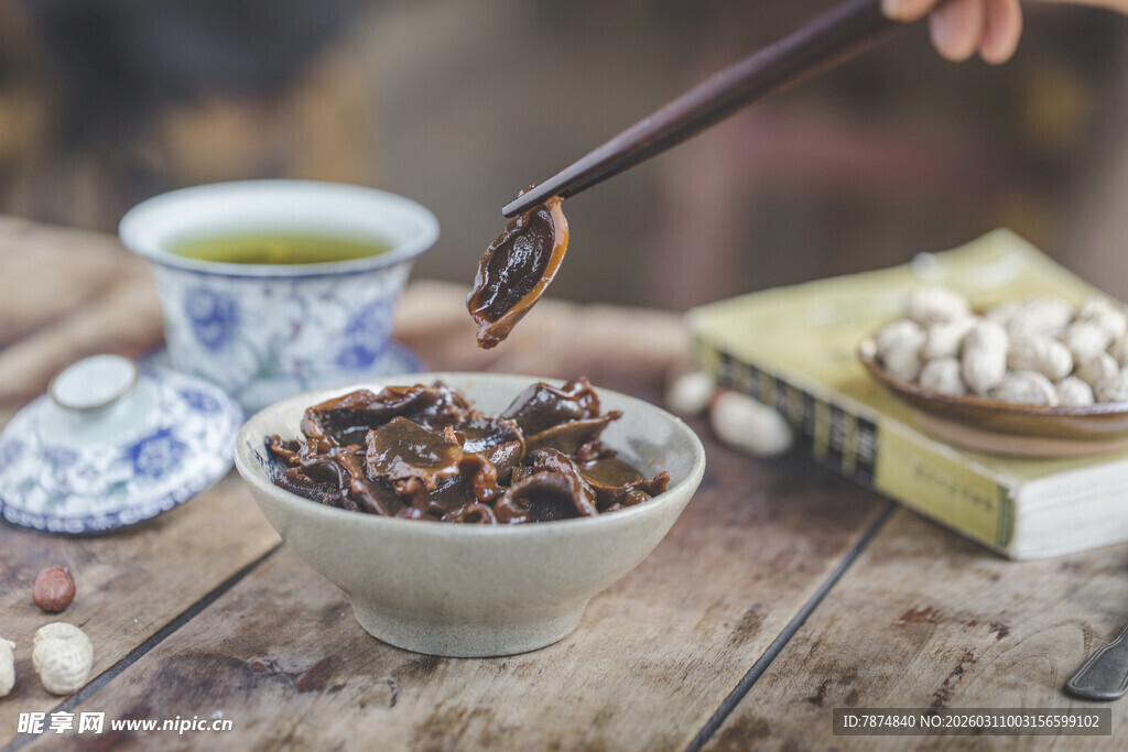 木桌前的传统中药材展示