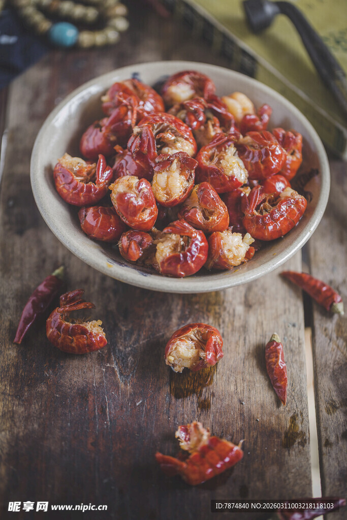 美味小龙虾摆于木桌之上
