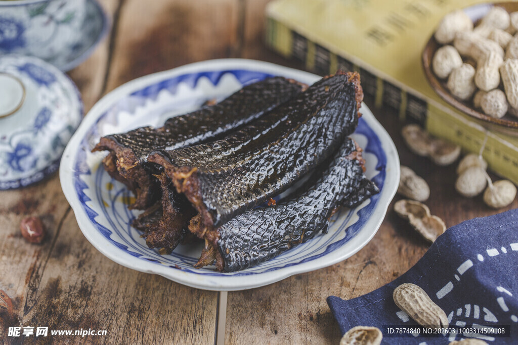 传统美味熏鱼摆于木桌