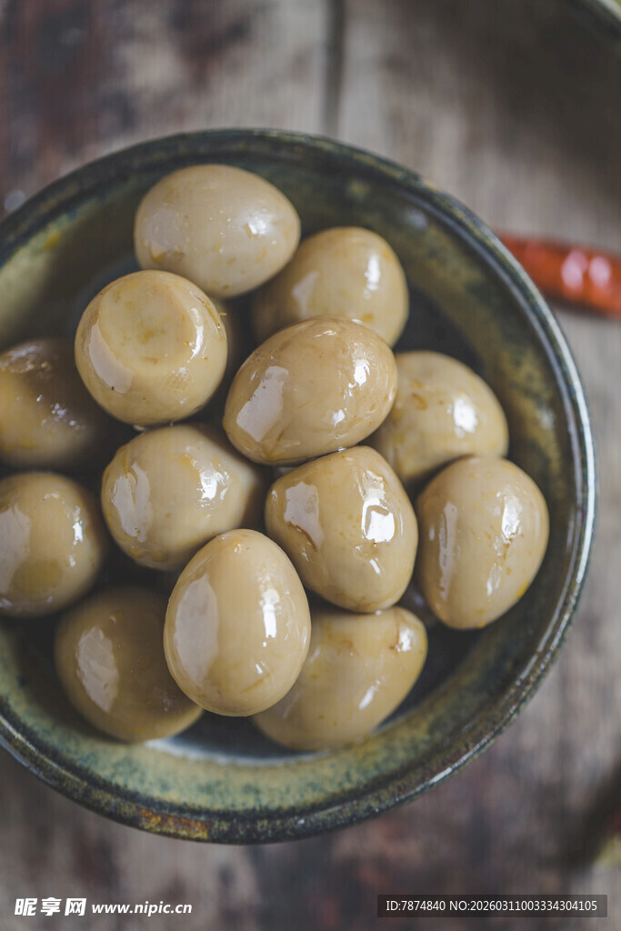 碗中卤蛋色泽诱人