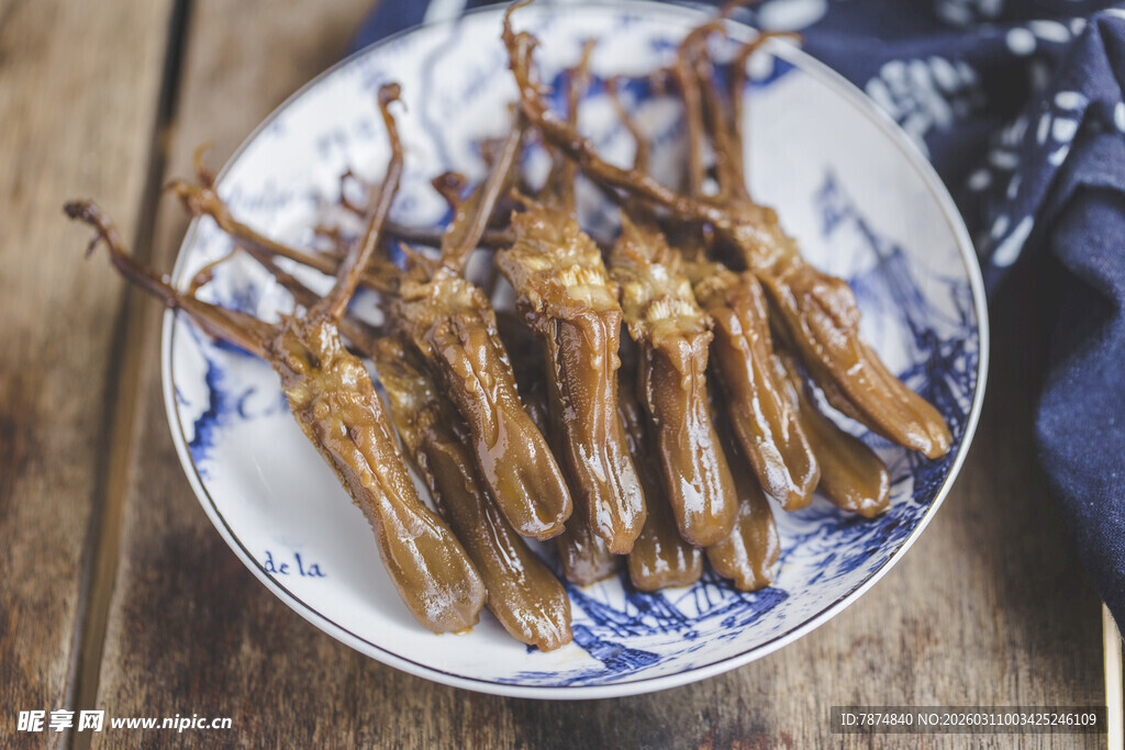 干制鸭舌摆于青花盘