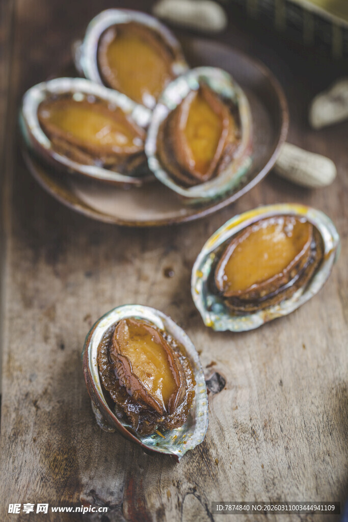 新鲜诱人的盘中鲍鱼