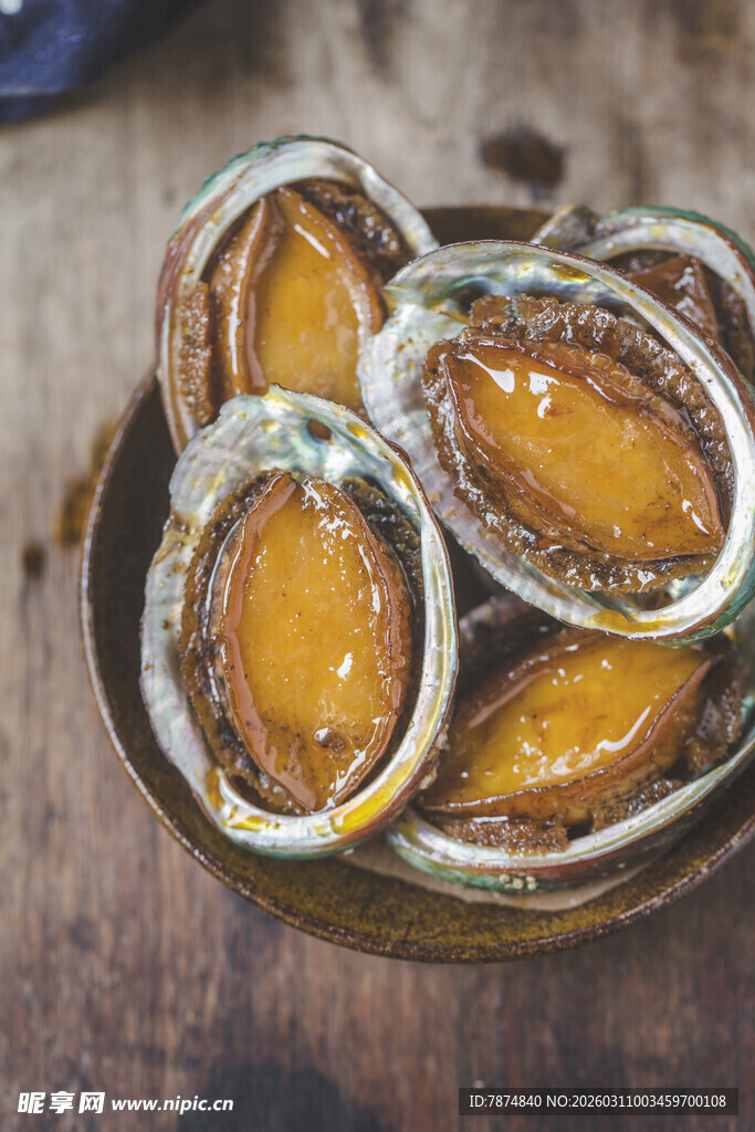 新鲜美味的罐装鲍鱼