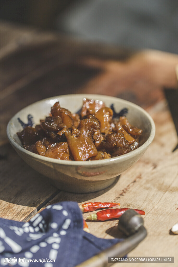 美味红烧排骨摆于碗中