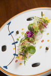 精致摆盘的创意蔬菜沙拉