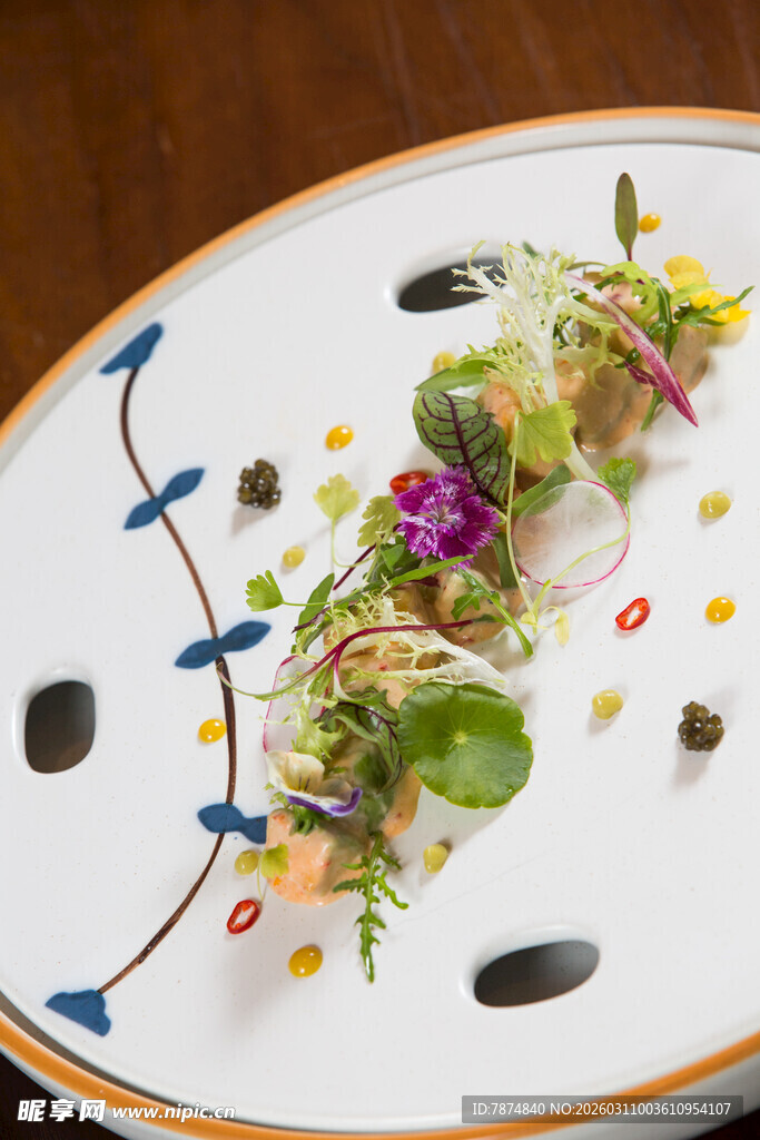 精致摆盘的创意蔬菜沙拉