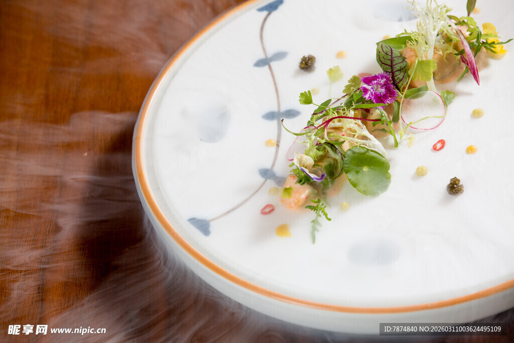 精致摆盘的创意蔬菜料理