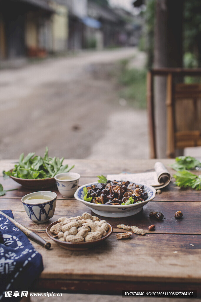 乡村木桌摆着多样家常菜