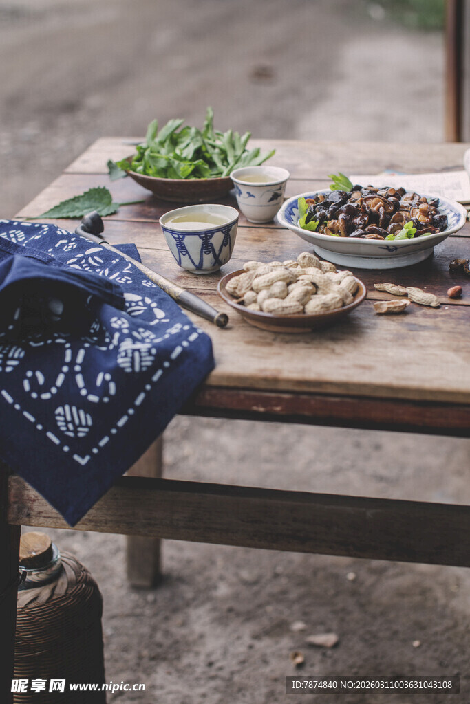 户外木桌摆放的美味餐食