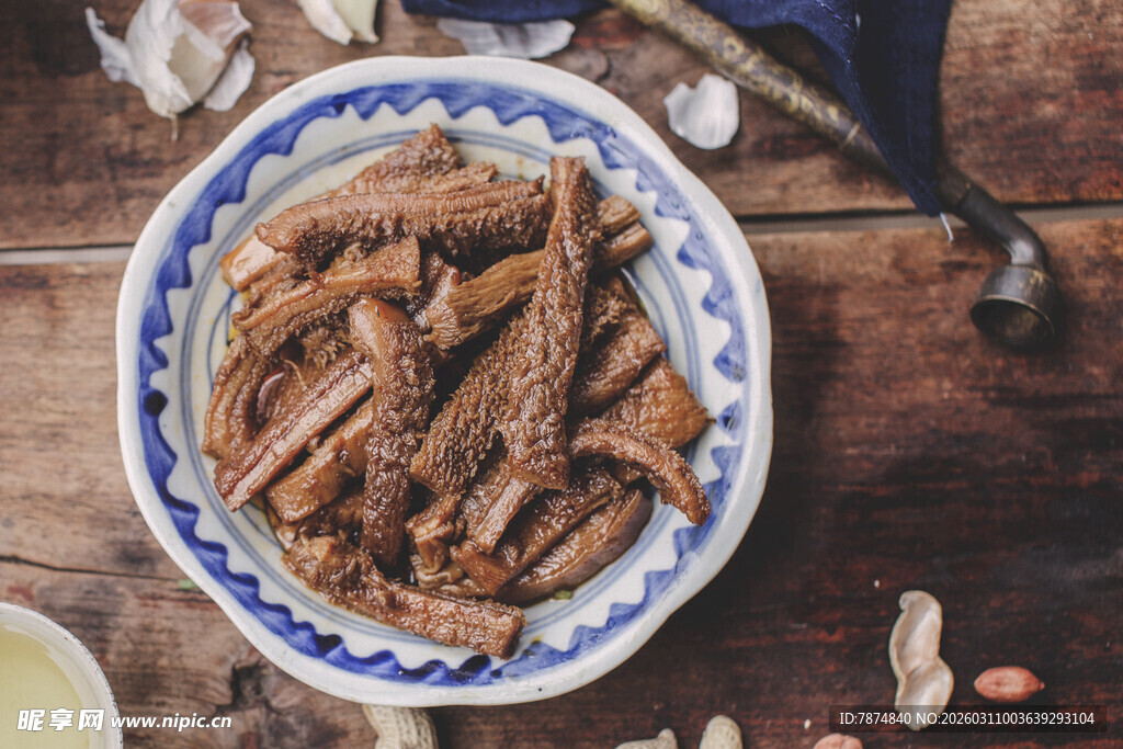 美味卤鸭爪摆于蓝白瓷碗