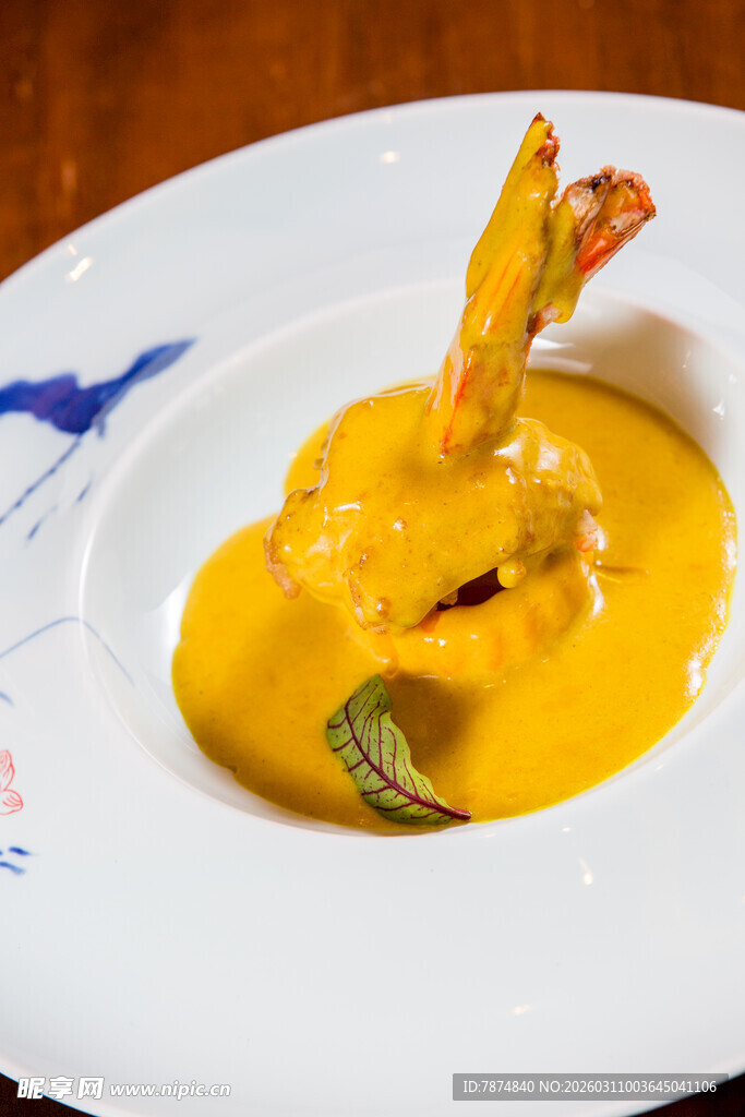 美味鲜虾配金黄酱汁