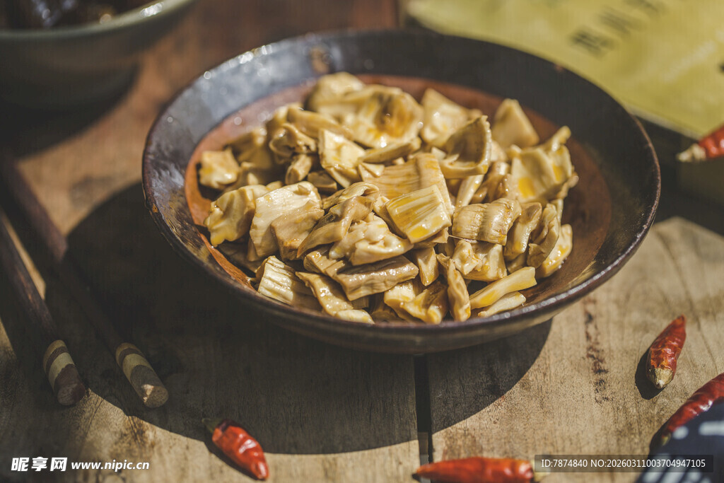 铁锅中的美味菌菇