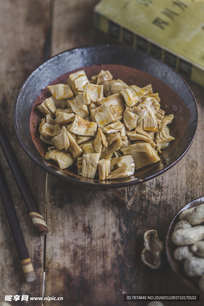 木桌上的美味饺子