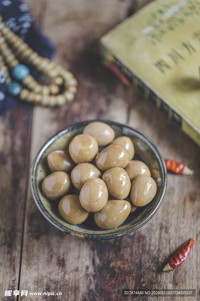 碗中香酥美味的鹌鹑蛋