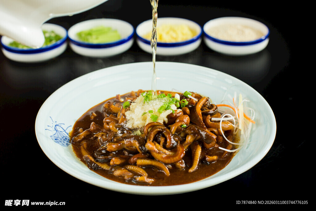 美味拌面 酱汁浓郁诱人