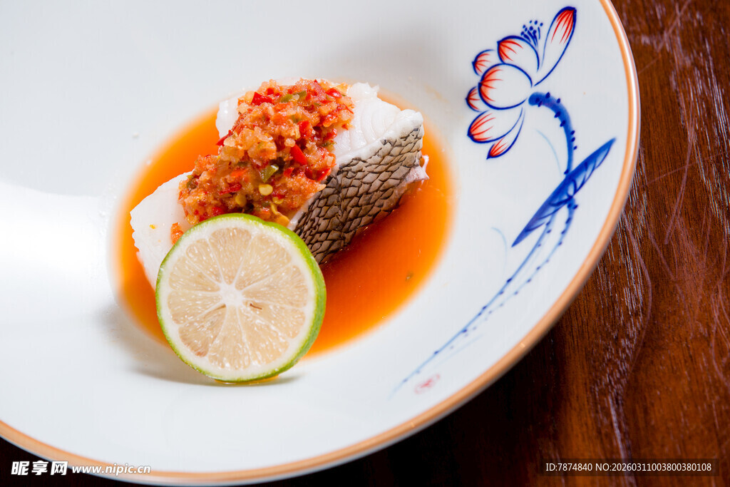 精致摆盘的特色海鲜料理