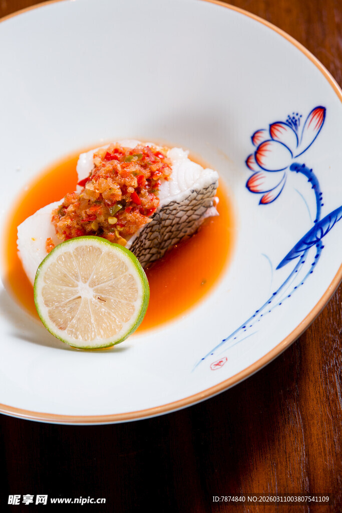 柠檬搭配的美味煎鱼料理