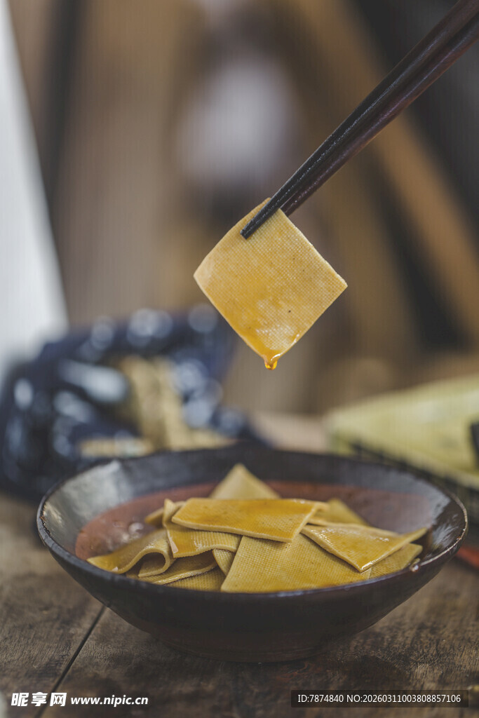 筷子夹起碗中美味豆干