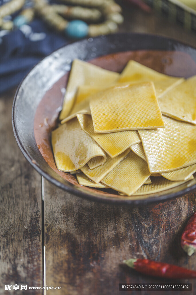 碗中摆放的美味豆腐皮