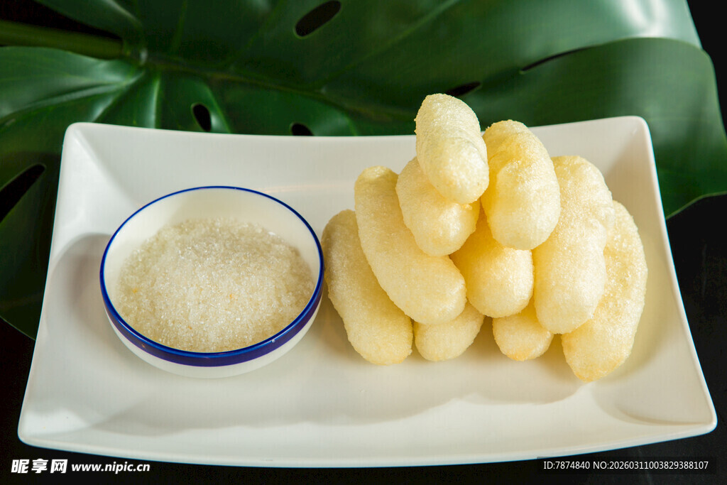 白盘装着的美味油炸小食