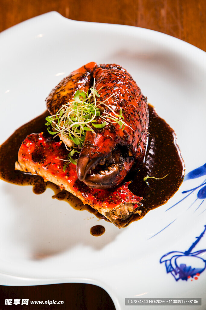 美味酱汁浇淋的精致烤肉