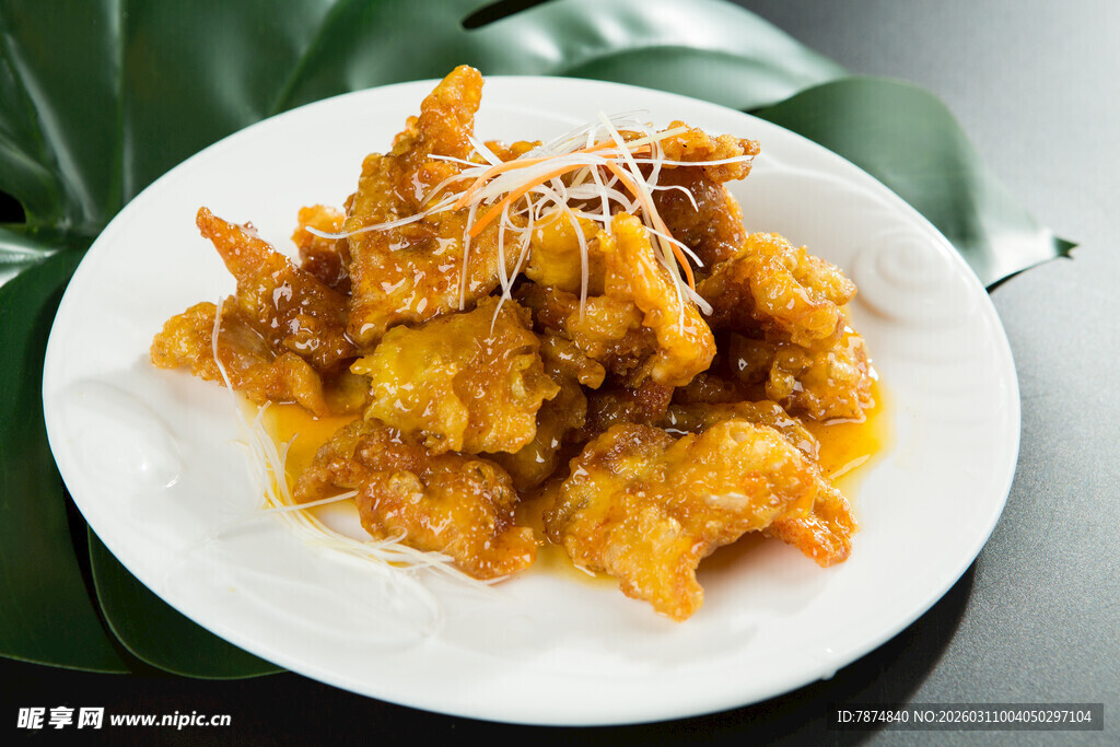 美味糖醋里脊摆于盘中