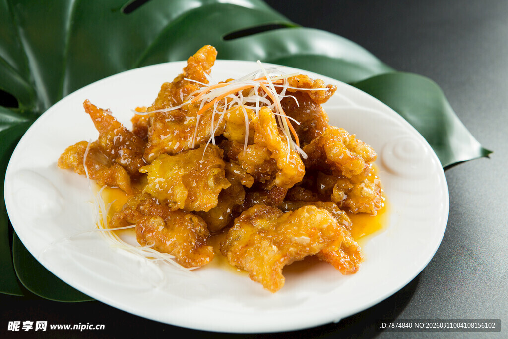 美味炸物摆于白盘