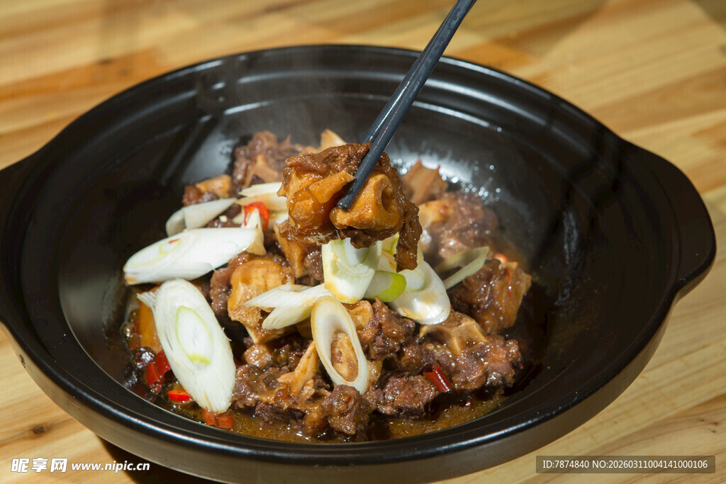 美味排骨煲 香气四溢