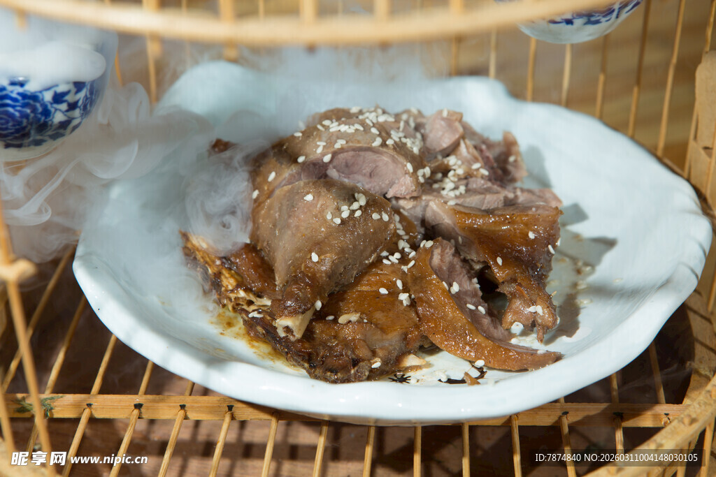 美味卤味鸭肉摆于盘中