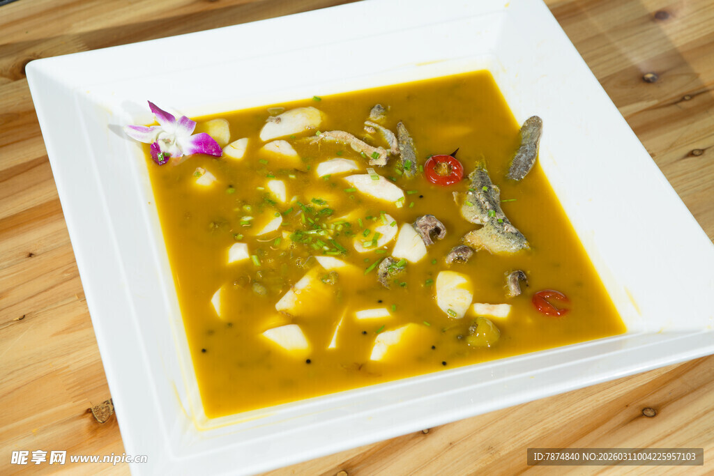 美味黄色汤汁海鲜豆腐羹