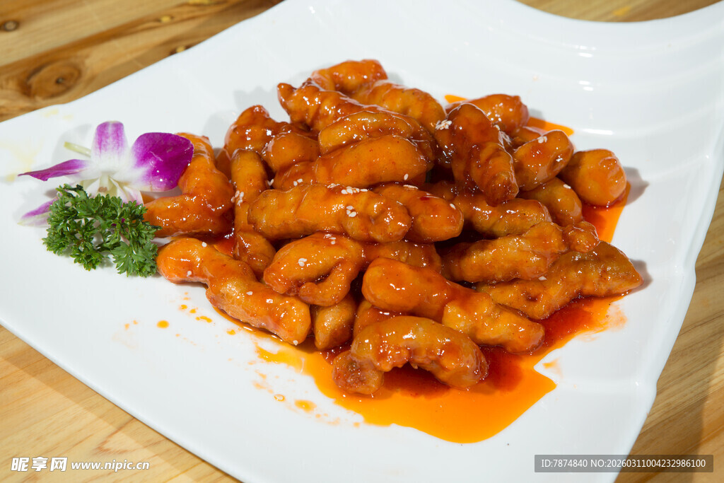 美味糖醋里脊摆于盘中