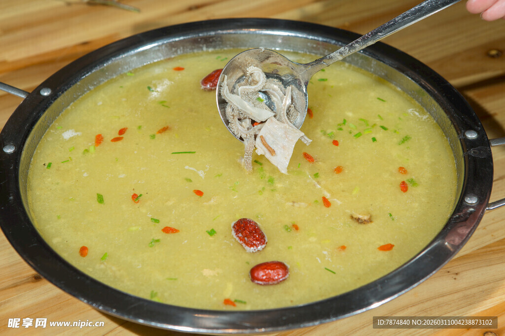 鲜香鱼汤正被舀起