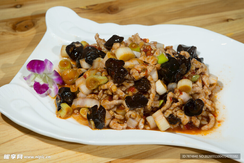 美味木耳炒肉摆盘精致