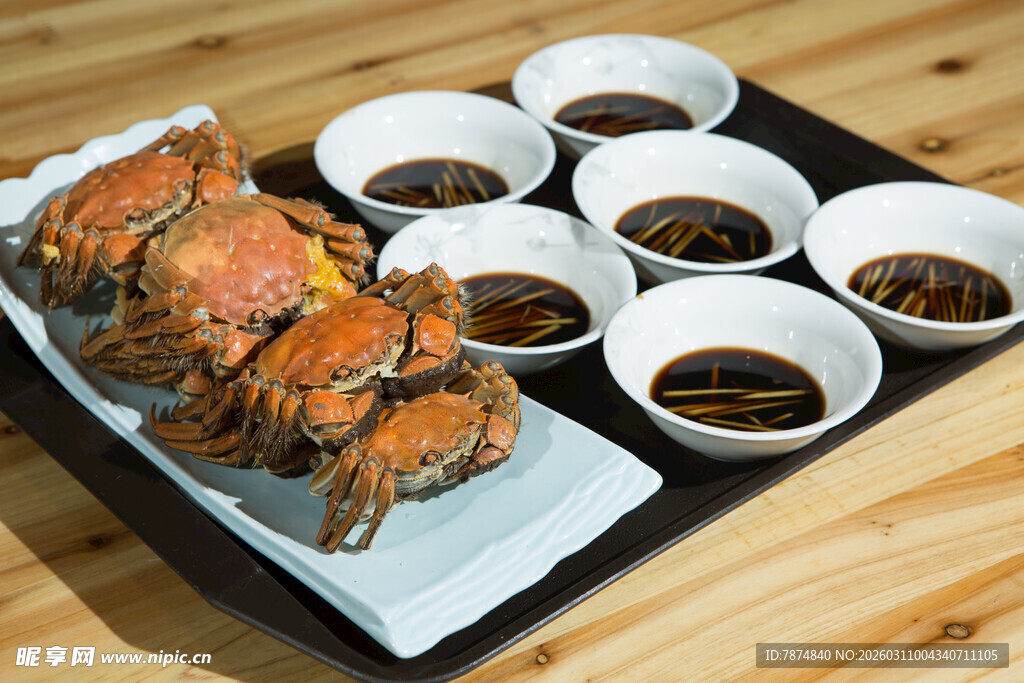 美味大闸蟹配多样蘸料