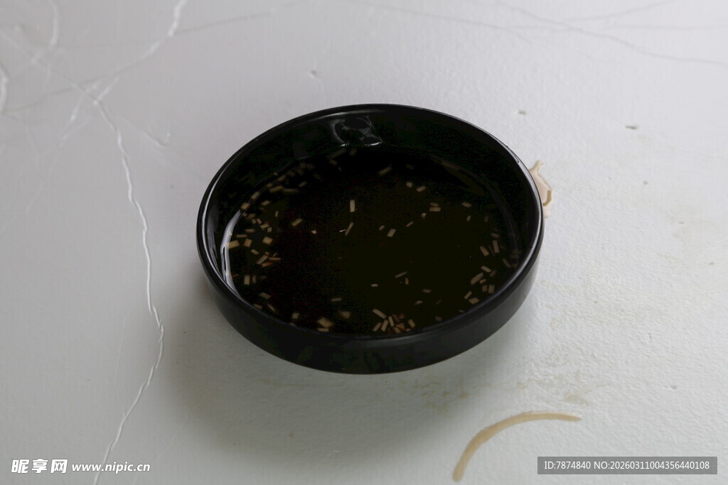 黑色容器内的深色物质