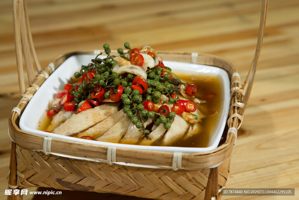 竹篮装的美味凉拌鸡肉