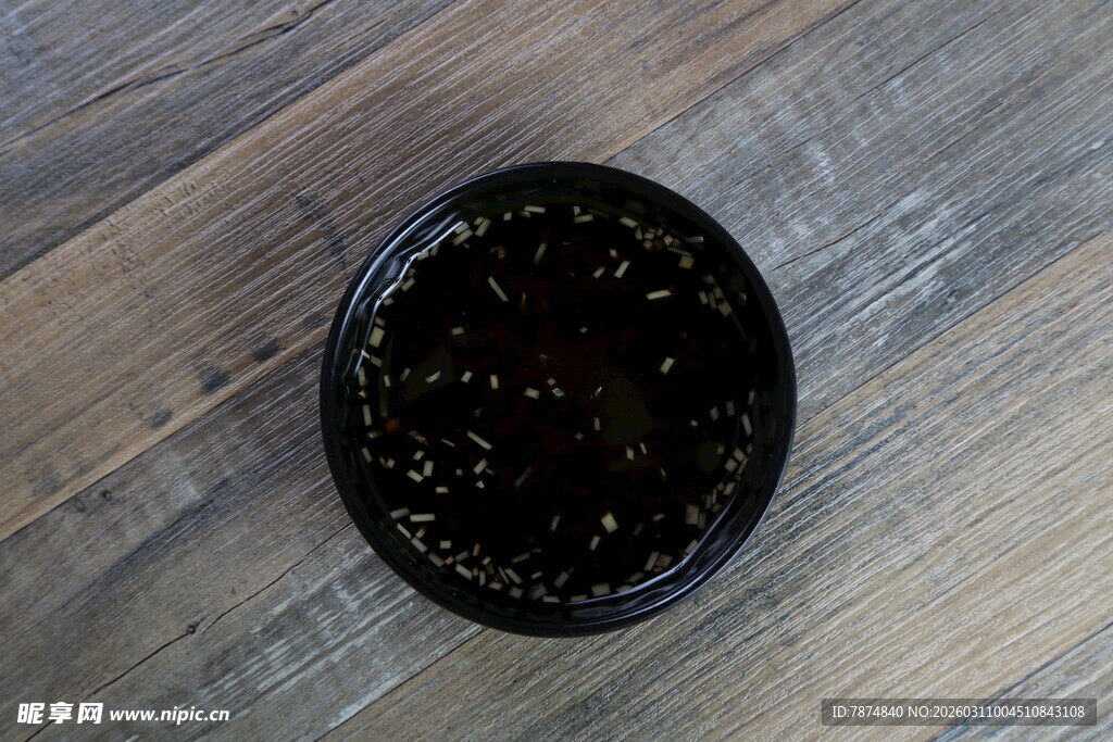 黑色碗置于木质桌面上