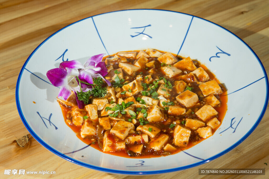 美味麻婆豆腐摆于盘中
