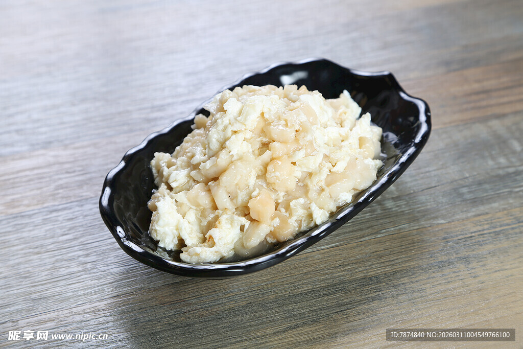 黑色碟中盛的碎状食物