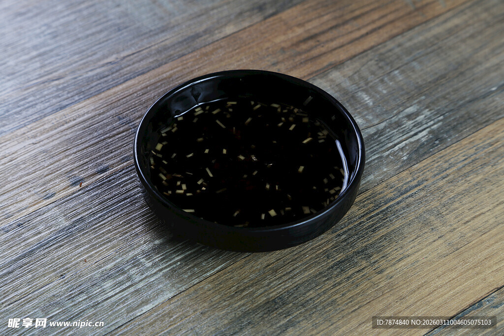 木桌上的黑色小碗