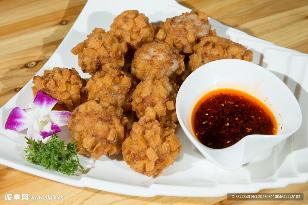 香酥炸鸡配蘸料摆盘精美