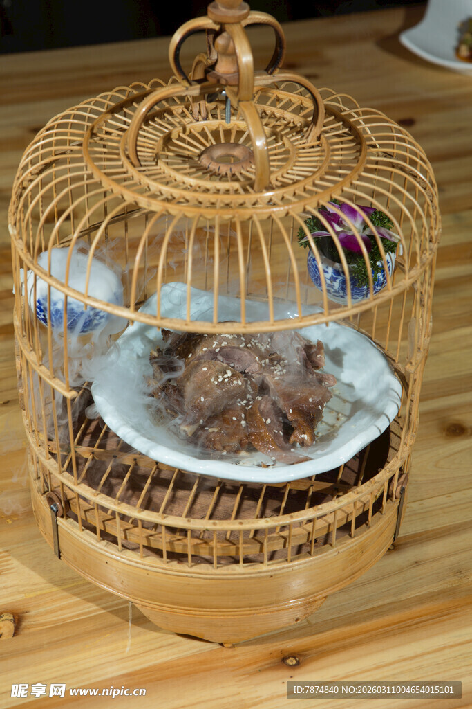传统竹编鸟笼内有鸟食