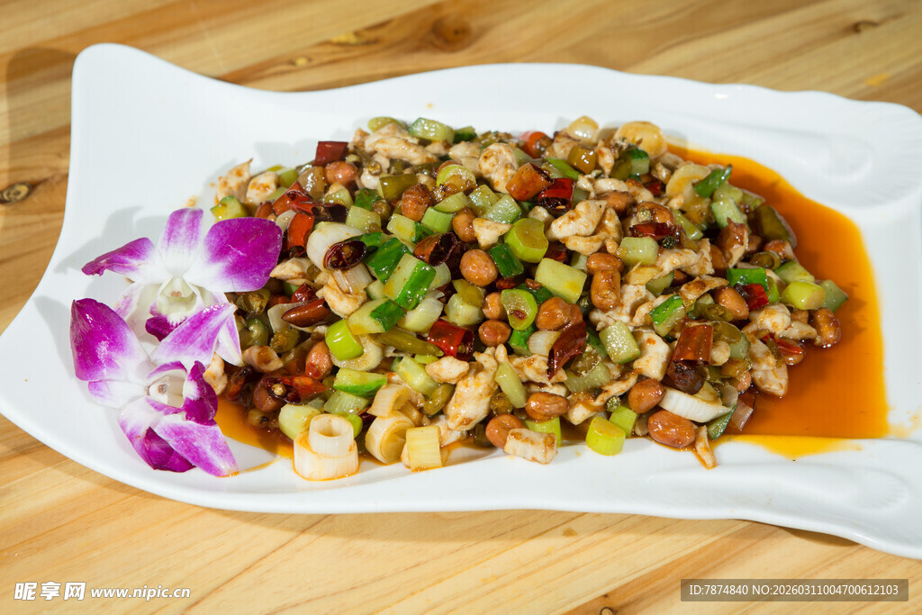 美味宫保鸡丁摆盘中