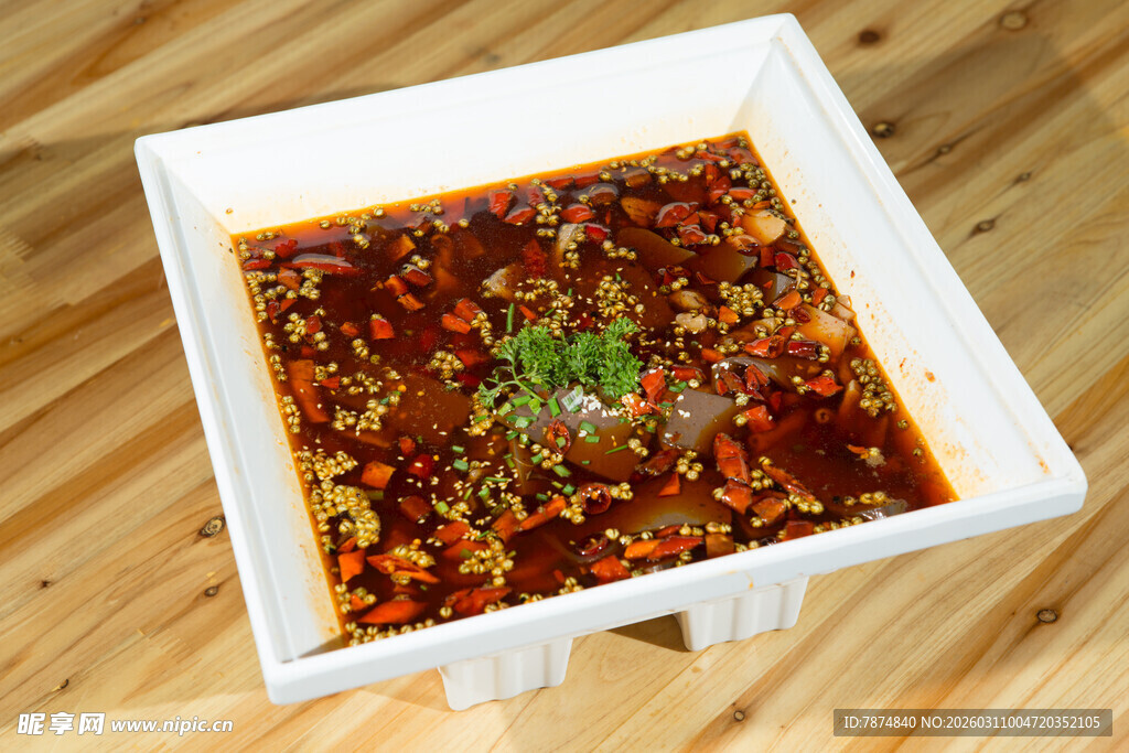 香辣红油汤底的美味火锅