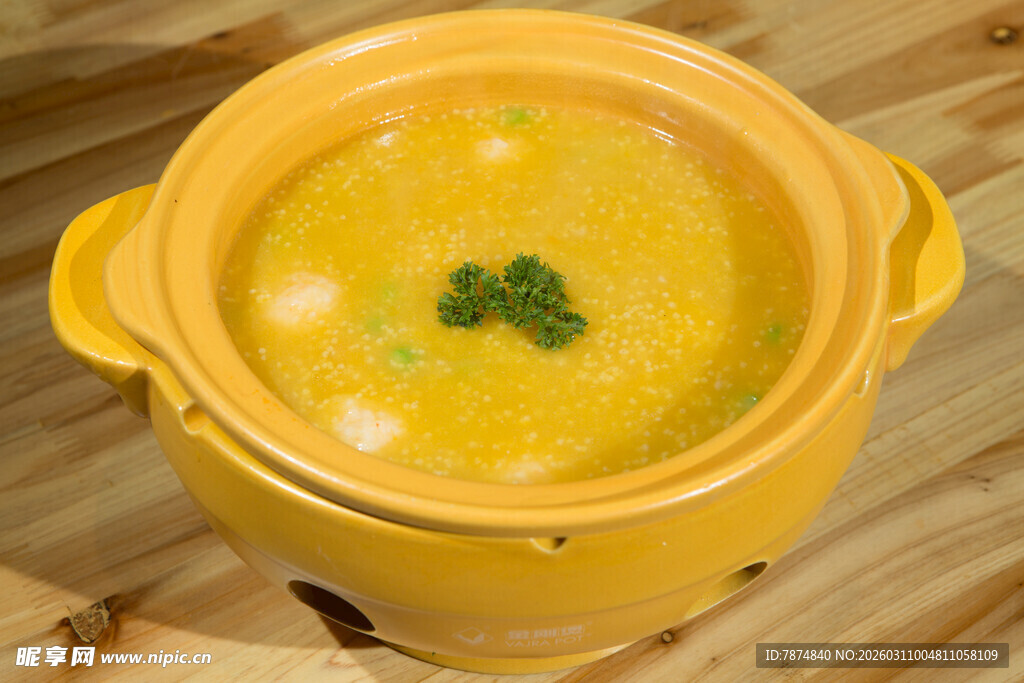 黄色砂锅中的美味汤品