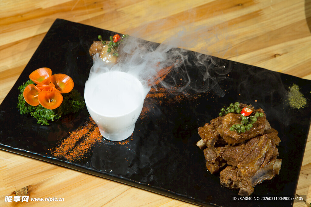 创意摆盘的冒烟特色美食