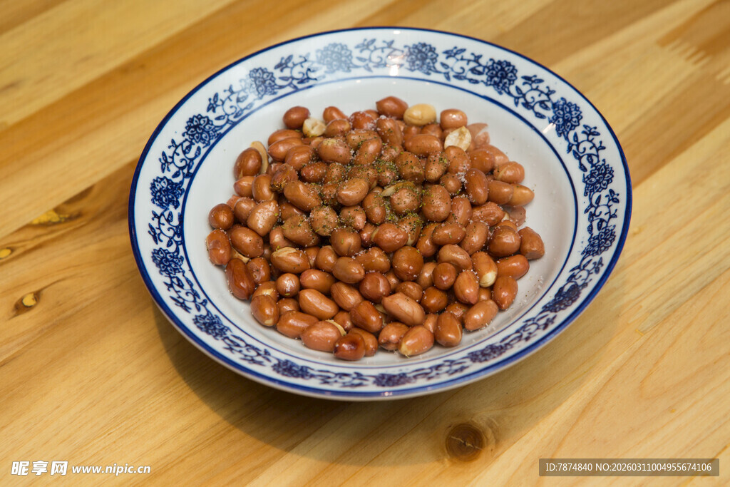 青花瓷碗中的饱满花生米