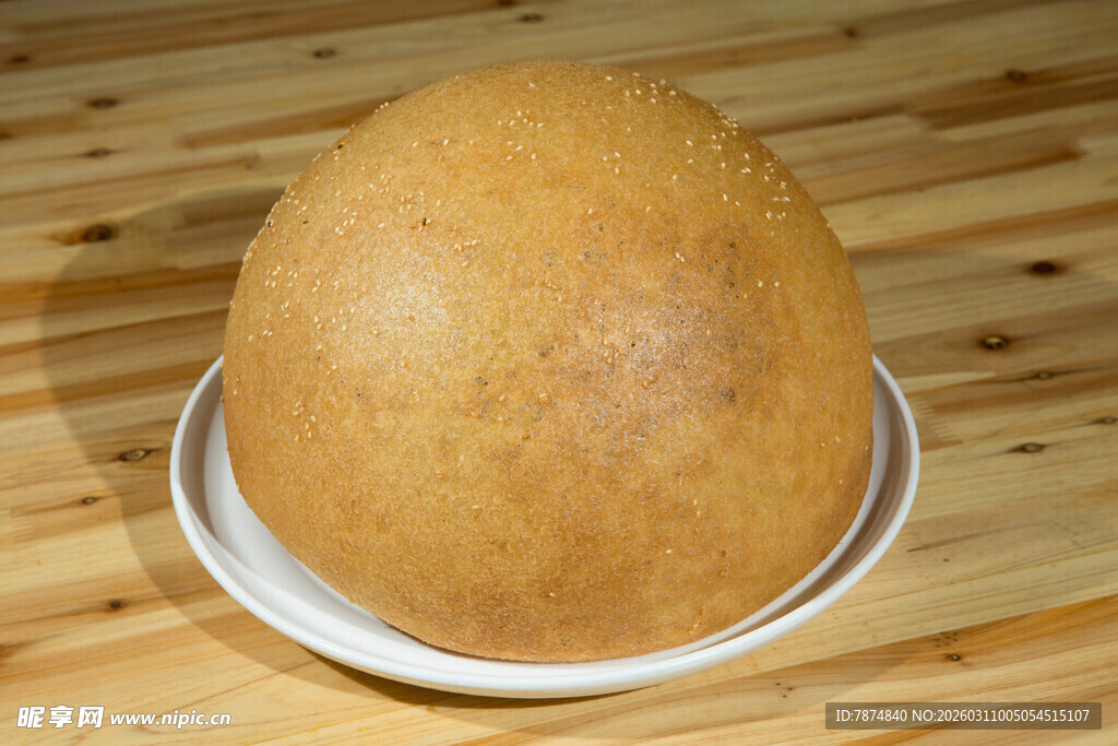 木制桌面上的圆形面包