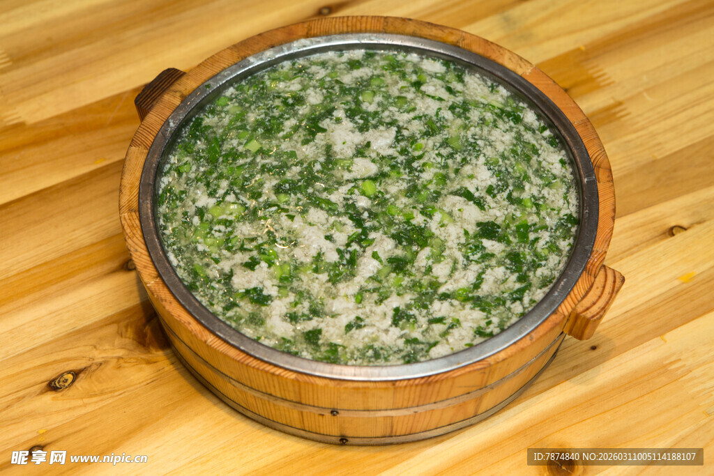 木制容器中的绿色混合食材